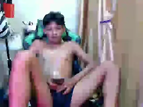 Snapshot of pinoy_lowey18 chatting on May 19, 2026, 4:30 am pinoy lowey18 online show from May 19, 2026, 4:30 am
