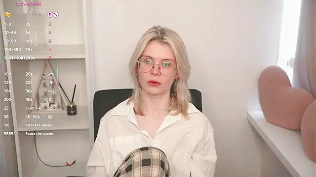 CarleySuski online show from April 10, 2026, 5:23 am