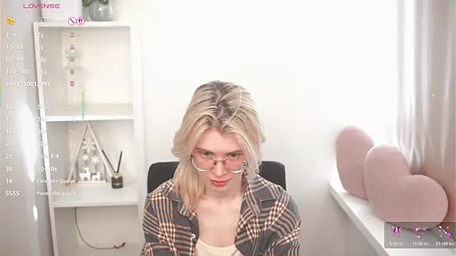 CarleySuski online show from April 14, 2026, 5:02 am