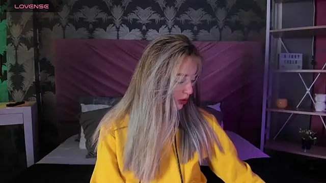  mykinkydoll  online show from April 21, 2026, 10:01 pm