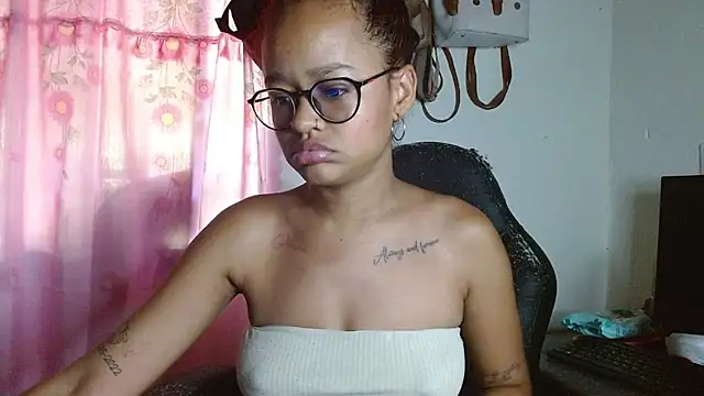 Snapshot of Zoe_film chatting on March 25, 2026, 2:56 pm Zoe film online show from March 25, 2026, 2:56 pm