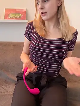 CutieLaura online show from March 25, 2026, 7:58 am