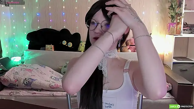 JulietFisher online show from May 13, 2026, 1:36 am