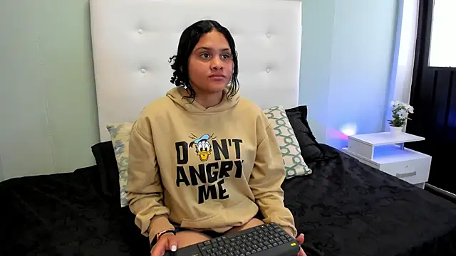 Snapshot of ZoeRiveers chatting on March 26, 2026, 8:36 pm ZoeRiveers online show from March 26, 2026, 8:36 pm