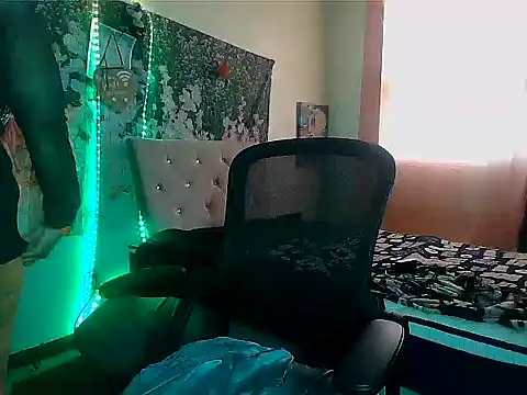 Snapshot of Fetishjoiqueen chatting on April 3, 2026, 9:13 pm Fetishjoiqueen online show from April 3, 2026, 9:13 pm