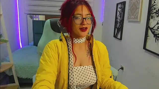 Snapshot of Sara_Red_X chatting on June 7, 2026, 4:05 am Sara Red X online show from June 7, 2026, 4:05 am