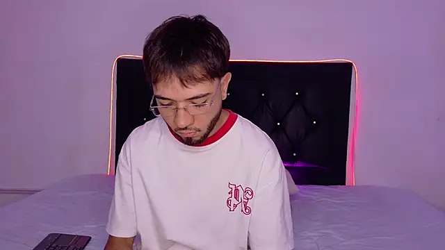 Snapshot of andymaxwell chatting on March 25, 2026, 10:16 pm andymaxwell online show from March 25, 2026, 10:16 pm