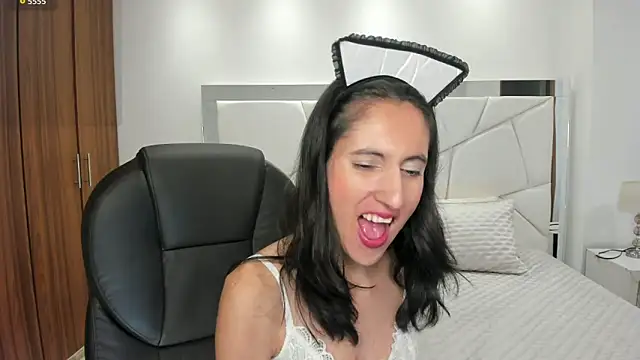 Snapshot of Shary_leon chatting on June 7, 2026, 7:17 pm Shary leon online show from June 7, 2026, 7:17 pm