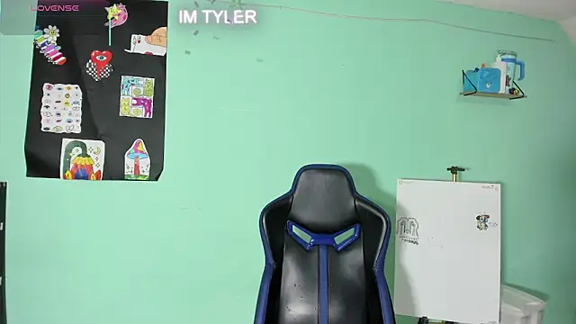 Snapshot of TYLERhHOT2005 chatting on April 11, 2026, 3:44 am TYLERhHOT2005 online show from April 11, 2026, 3:44 am