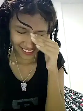 Yi Uzi online show from May 15, 2026, 11:23 pm