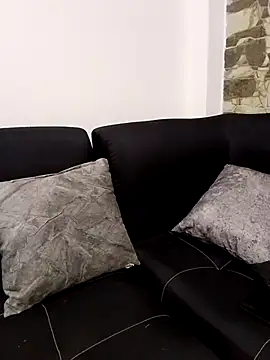 Yi Uzi online show from May 26, 2026, 2:02 pm