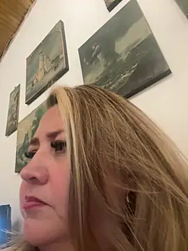 Snapshot of Martinacurvy_ chatting on April 8, 2026, 12:32 am Martinacurvy online show from April 8, 2026, 12:32 am
