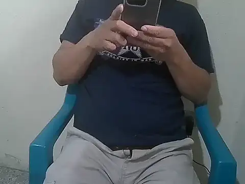 Snapshot of Luis-Armando chatting on April 7, 2026, 9:04 pm Luis-Armando online show from April 7, 2026, 9:04 pm