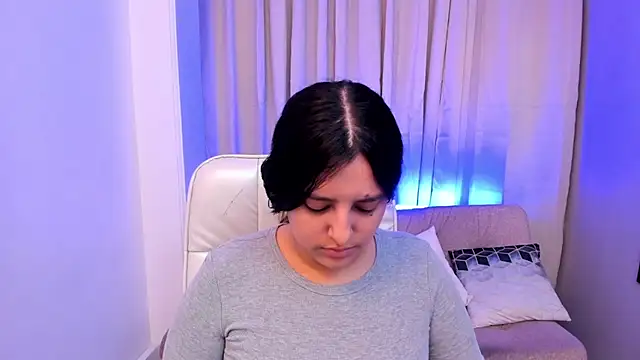 Arihanna London online show from May 28, 2026, 3:26 am