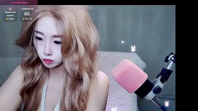 Cuviee online show from April 12, 2026, 6:02 pm