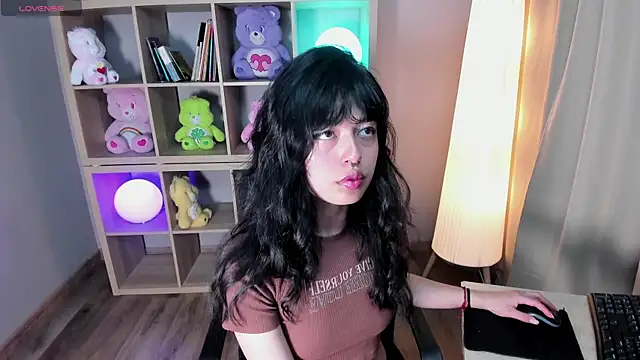 Snapshot of Saphyralux chatting on June 17, 2026, 9:49 pm Saphyralux online show from June 17, 2026, 9:49 pm