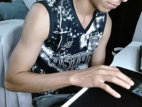 Snapshot of VazacGaming chatting on April 14, 2026, 2:28 am VazacGaming online show from April 14, 2026, 2:28 am