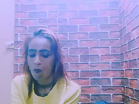 Alanadelray21 online show from April 5, 2026, 10:07 pm