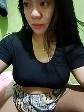 Snapshot of sweety_honey27 chatting on April 19, 2026, 5:45 pm sweety honey27 online show from April 19, 2026, 5:45 pm