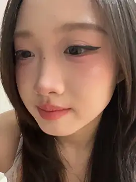 Snapshot of Alice-babyone chatting on May 19, 2026, 12:44 pm Alice-babyone online show from May 19, 2026, 12:44 pm