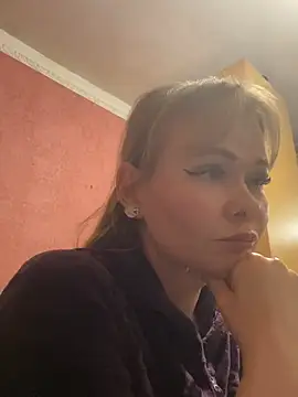 Kirasweetlove online show from May 1, 2026, 7:51 pm