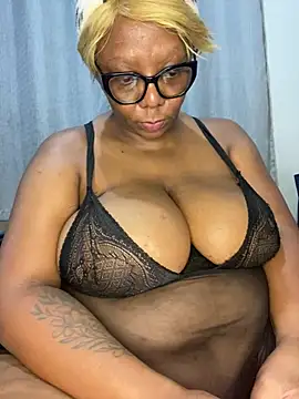 BoobsQueeen online show from July 4, 2026, 11:00 pm