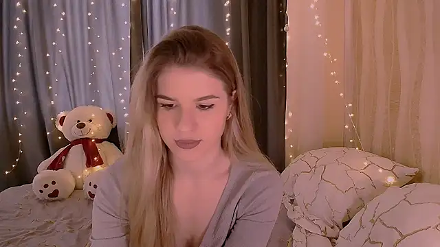 Alisa Swan  online show from May 6, 2026, 2:55 pm