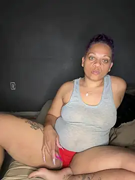 Snapshot of SHY_QUINN chatting on May 4, 2026, 12:23 pm SHY QUINN online show from May 4, 2026, 12:23 pm
