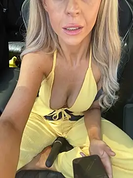 Snapshot of EllieAfterDark89 chatting on July 24, 2026, 1:20 pm EllieAfterDark89 online show from July 24, 2026, 1:20 pm