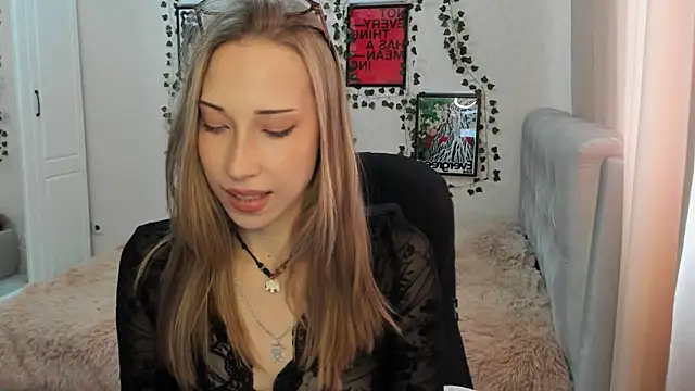 Emmarayder online show from April 9, 2026, 12:43 pm