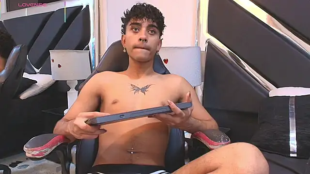 MiikeOthon online show from April 4, 2026, 4:11 am