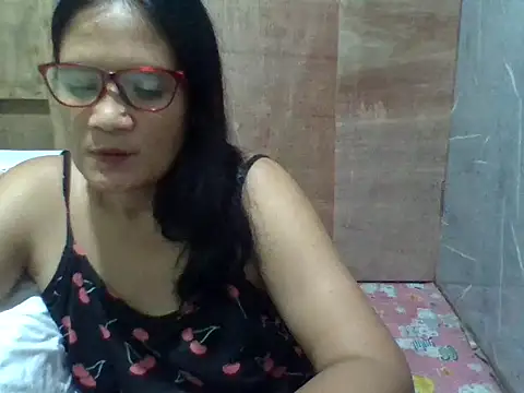 Snapshot of PinayZaira chatting on May 6, 2026, 12:10 pm PinayZaira online show from May 6, 2026, 12:10 pm