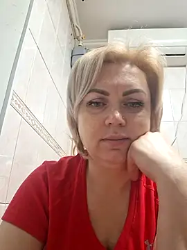 Snapshot of SylvieGold453 chatting on April 1, 2026, 5:32 pm SylvieGold453 online show from April 1, 2026, 5:32 pm