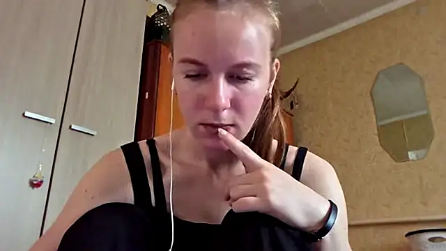 DonnaKuc online show from April 8, 2026, 6:13 am