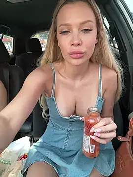 Girl-Mia online show from April 26, 2026, 4:54 am
