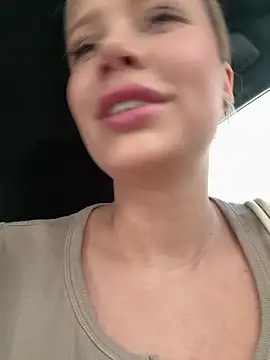 Girl-Mia online show from May 8, 2026, 4:29 am