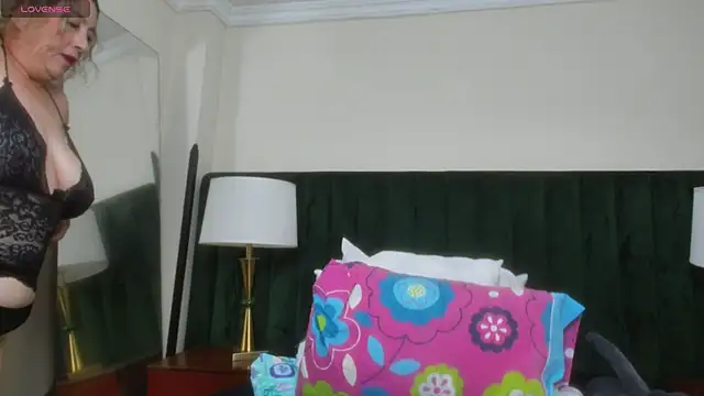 Snapshot of RoxanneSquirt chatting on May 16, 2026, 12:29 am RoxanneSquirt online show from May 16, 2026, 12:29 am