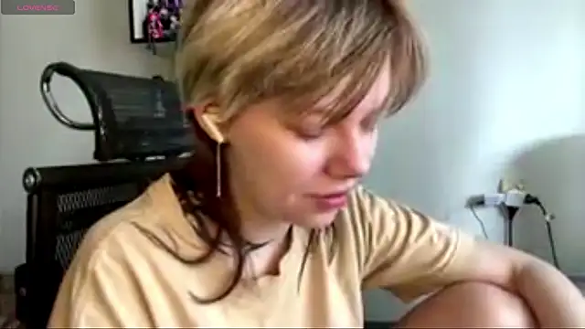 MadalynNosel online show from April 12, 2026, 7:13 am