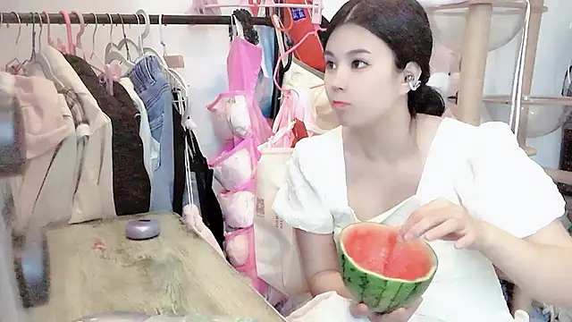 Snapshot of niuniu556 chatting on June 15, 2026, 11:23 am niuniu556 online show from June 15, 2026, 11:23 am