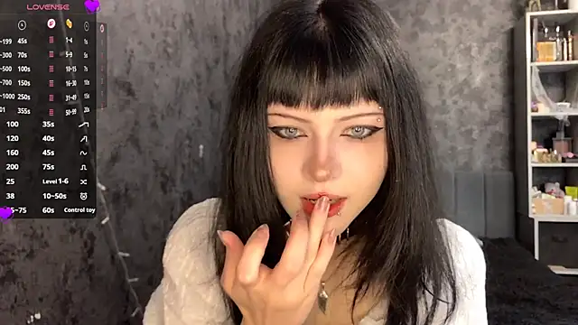 EmilyEmbears online show from June 9, 2026, 4:46 am