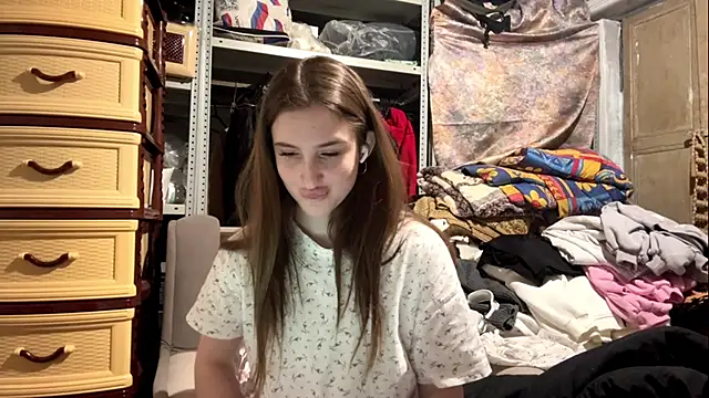 VelvetNoirra online show from April 8, 2026, 3:23 pm