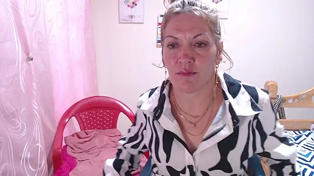 juliachannelhot online show from May 8, 2026, 10:48 pm