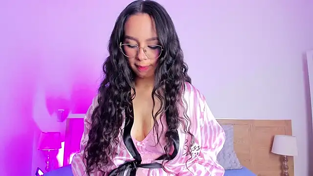 Snapshot of DaphneValucci chatting on May 13, 2026, 7:55 pm DaphneValucci online show from May 13, 2026, 7:55 pm
