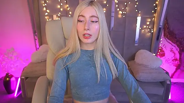 MelaniiePlay online show from May 18, 2026, 1:39 pm