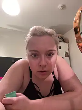 PiaLovee online show from April 4, 2026, 7:11 pm