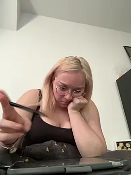 PiaLovee online show from April 6, 2026, 3:24 pm