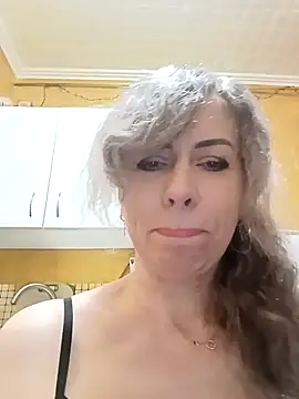 Snapshot of TaynaSecret chatting on April 22, 2026, 8:32 pm TaynaSecret online show from April 22, 2026, 8:32 pm