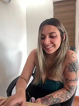 Snapshot of Isabella_varella- chatting on May 6, 2026, 1:38 pm Isabella varella- online show from May 6, 2026, 1:38 pm