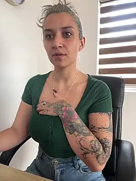 Snapshot of Isabella_varella- chatting on May 25, 2026, 1:39 pm Isabella varella- online show from May 25, 2026, 1:39 pm