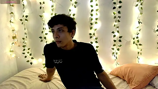 Snapshot of Naugthygamerboy chatting on June 17, 2026, 4:04 am Naugthygamerboy online show from June 17, 2026, 4:04 am
